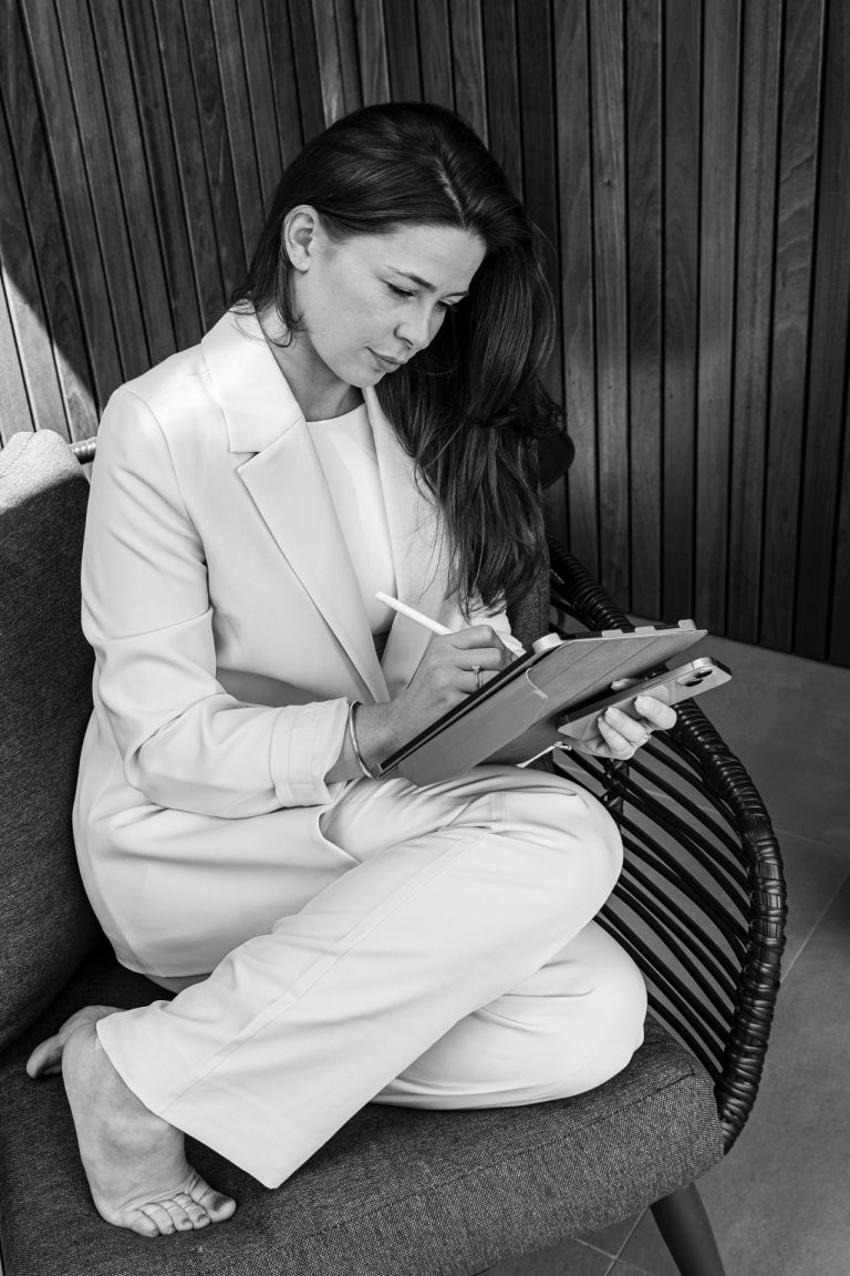 Veerle Bex leest mee op een tablet