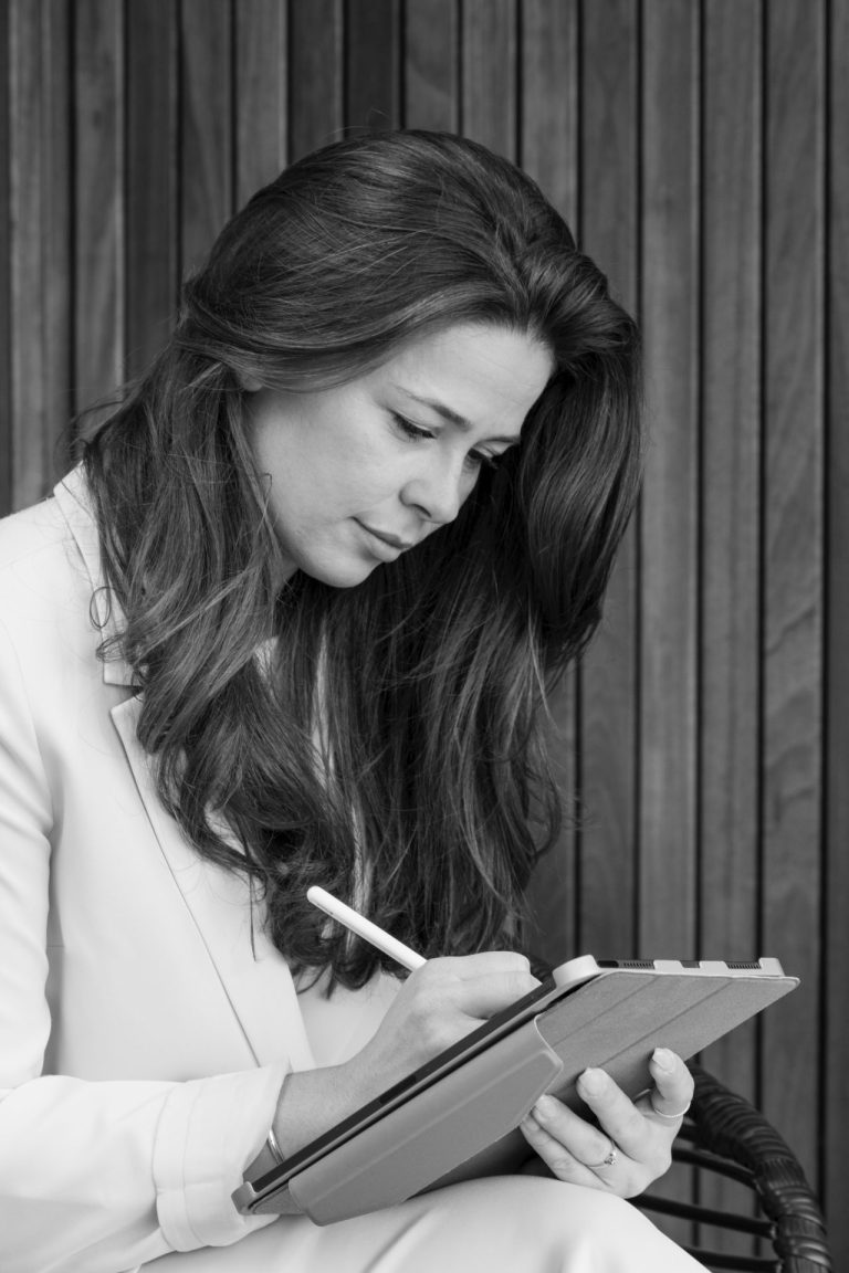 Veerle Bex, kijkend naar beneden