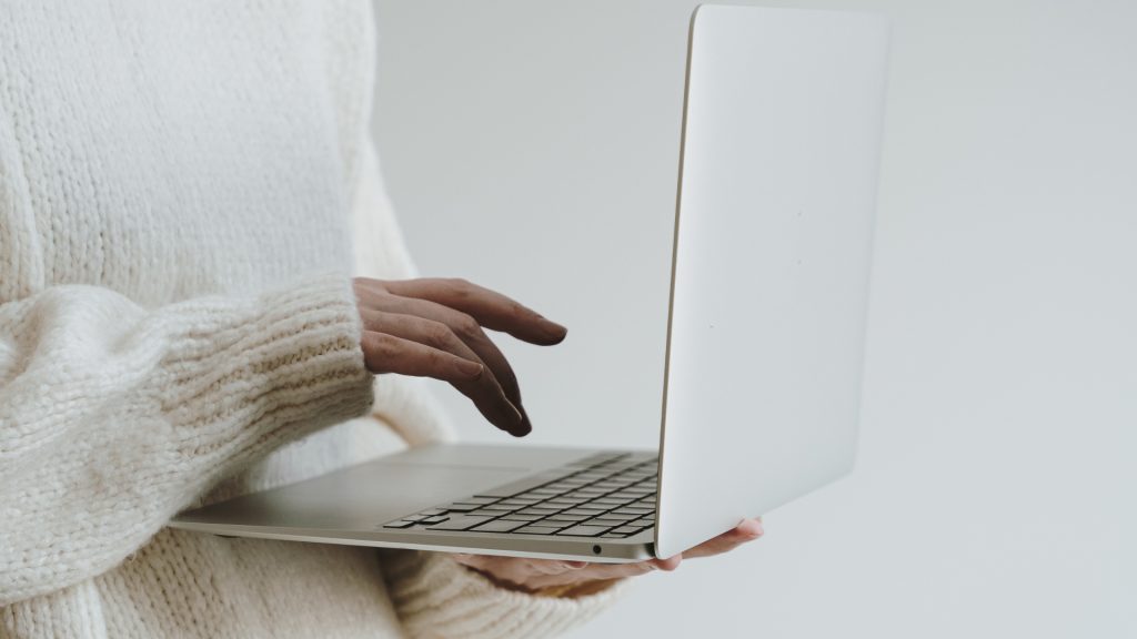 Een hand op het toetsenbord van een laptop