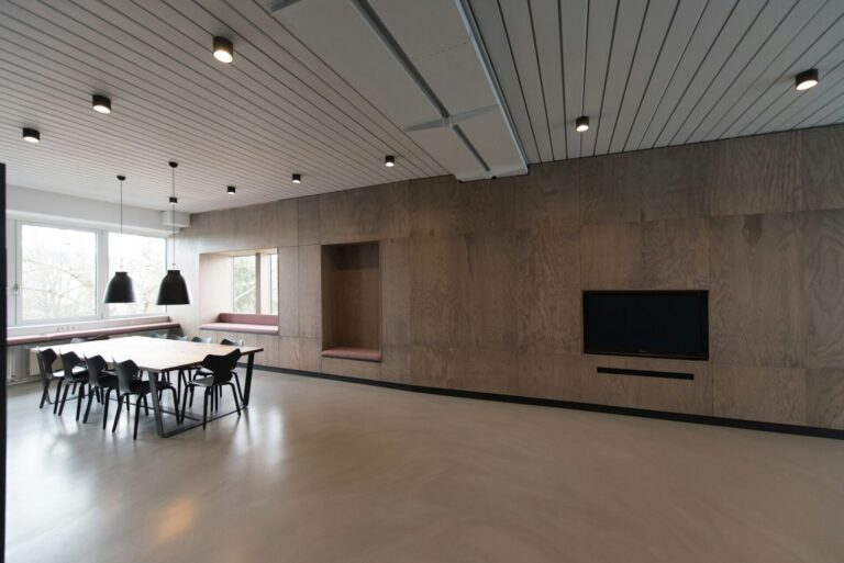 Houten tafel met stoelen bij een raam