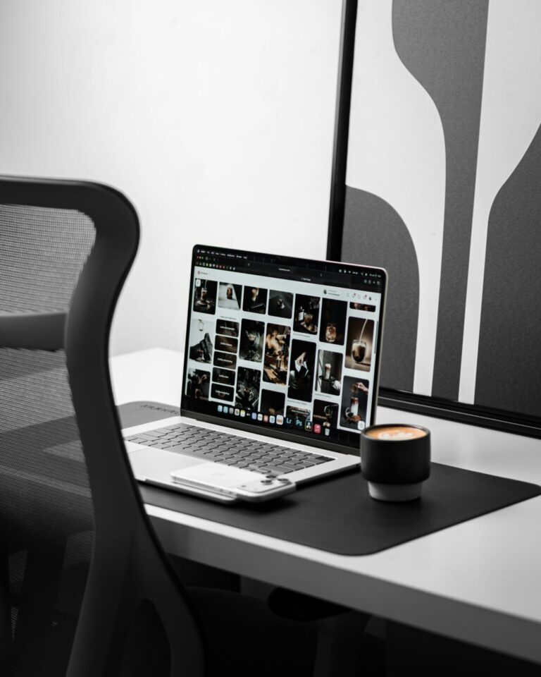 Werkplek met laptop, toetsenbord en bureaublad