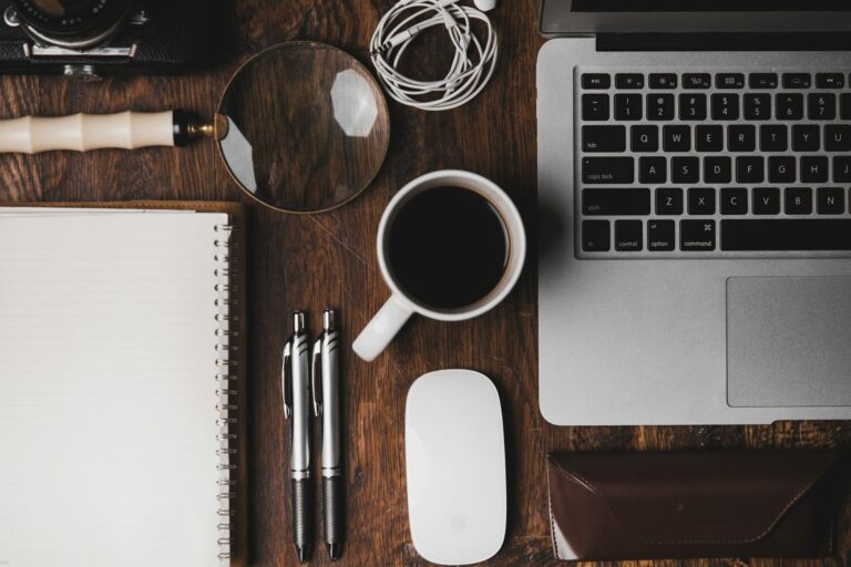 Kop koffie naast een laptop