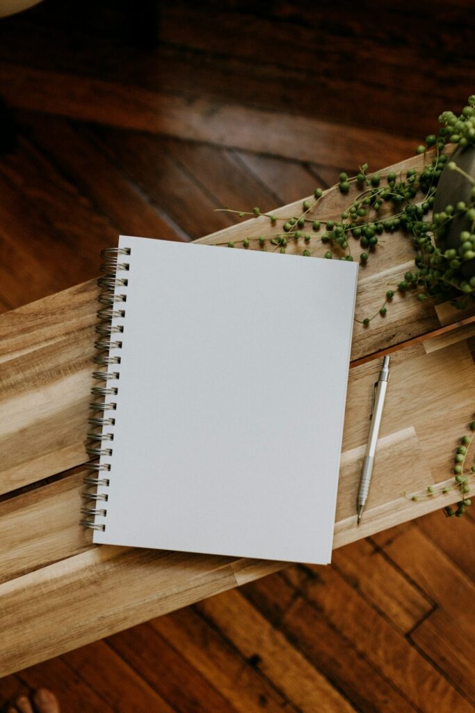 Notitieboek en pen op een houten tafel
